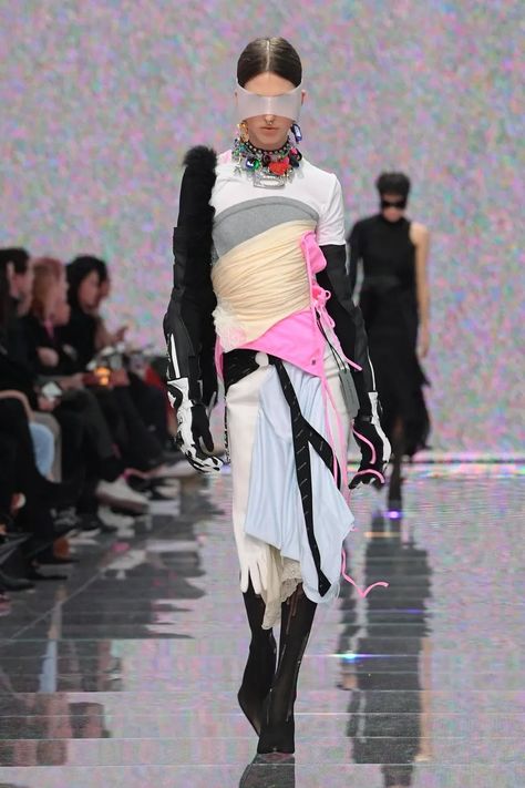 Balenciaga Fall 2024 Ready-to-Wear Runway, Fashion Show & Collection Review [PHOTOS] Streetwear Fashion Show, Balenciaga Runway, Show Collection, Layered Fashion, Runway Trends, March 2024, Fashion Show Collection, Diy Style, Winter 2024