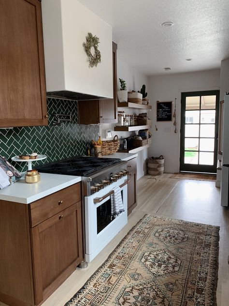 Grocery shopping minimally Natural Wood And White Kitchen, Wood And White Kitchen, Wood And White, Kitchen Design Color, Farmhouse Kitchen Tables, Eclectic Kitchen, Rustic Farmhouse Kitchen, Transitional Kitchen, Kitchen Reno