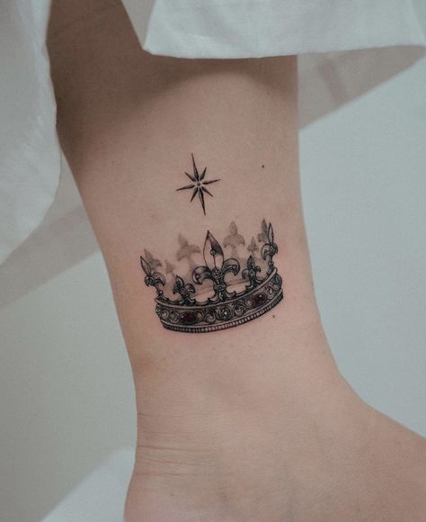 Crown Tattoo Men, Queen Tattoo Designs, Crown Tattoos For Women, Small Crown Tattoo, Inner Wrist Tattoos, Crown Tattoos, 16 Tattoo, Small Crown, Crown Tattoo Design