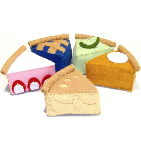 Felt Food Pie Slices | Flickr - Photo Sharing! Key Like Pie, Felt Cake Pattern, Felt Food Pattern, Felt Cake, Mini Torte, Felt Play Food, Pretend Food, Birthday Cake Chocolate, Food Patterns