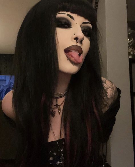 Tattoos Deftones, Goth Selfie Ideas, Goth Makeup Inspiration, Gothic Haircuts, Goth Mommies, Hot Goth Makeup, Goth Haircuts, Goth Aesthetic Makeup, Goth Haircut