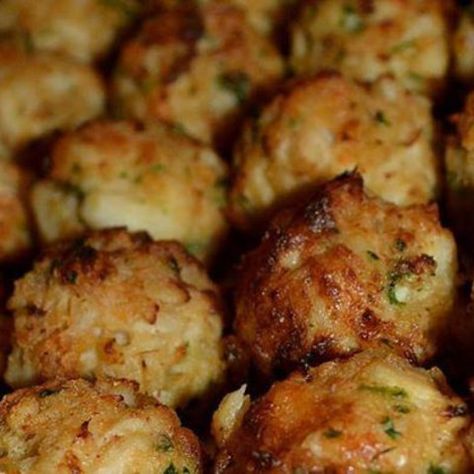 Crab Balls Recipe, Crab Balls, Maryland Crab Cakes, Recipes Seafood, Bombe Recipe, Seafood Appetizers, Crab Recipes, Old Bay, Ritz Crackers