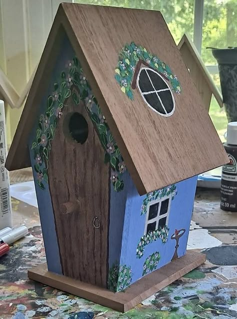 Wooden House Painting Ideas, Bird House Ideas Painted, Bird Houses Diy Painted, Cute Bird House Painting Ideas, Painted Birdhouses Ideas, Birdhouse Painting Ideas Easy, Painting Birdhouses Ideas Simple, Painted Bird Houses Ideas, Bird House Painting Ideas