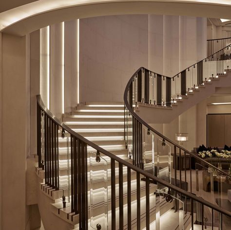 درابزين السلم, Materials Board Interior Design, Stairs Design Interior, Portland Stone, Mayfair London, London Property, Stair Decor, Lighting Concepts, Grand Homes