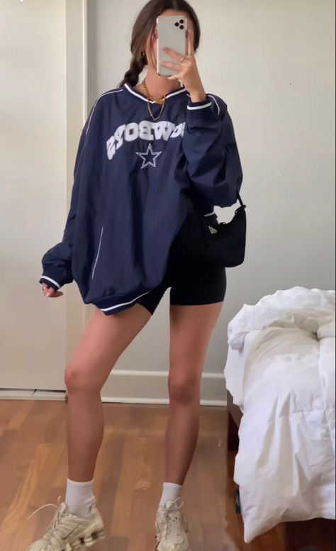 Spring outfit, outfit inspo, ootd, summer fashion, thrifted outfit, summer 2023 outfits, vintage, trendy outfits Outfit credit: @lillybearrr on tiktok Vintage Windbreaker Outfit, Windbreaker Outfit, Thrifted Outfit, 2023 Outfits, Outfits Vintage, Thrift Haul, Thrifted Outfits, Vintage Windbreaker, Ootd Summer