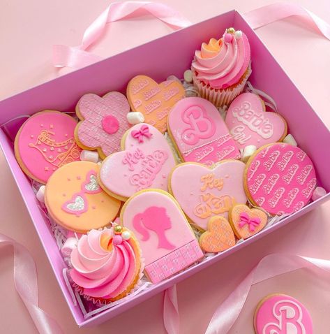 Sweet Mamma Treats (@sweetmammatreats) | Instagram Box Dulces, Barbie Cookies, Barbie Cupcakes, Barbie Theme Party, Royal Iced Cookies, Cookie Decorating Party, Barbie Birthday Party, Barbie Theme, Barbie Cake