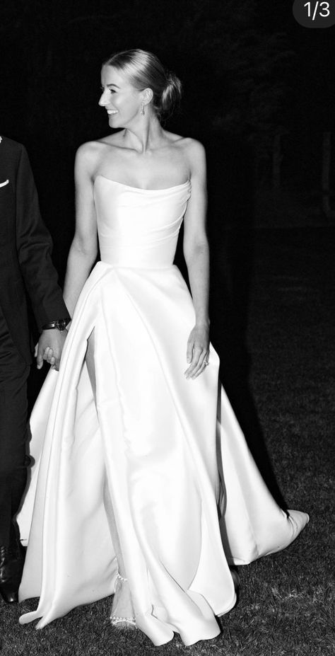 Bride Elegant Dress, Bias Wedding Dress, Unique Classy Wedding Dress, Megan Markle Wedding Dress Style, Timeless Satin Wedding Dress, Wedding Old Money Aesthetic, Classy Wedding Dresses Elegant, Boatneck Wedding Dress, Classic Bride Dress