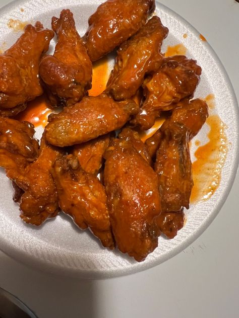 Buffalo Wings Aesthetic, Healthy Wings, Popeyes Food, Cooking Soul Food, Hot Wing Recipe, Spicy Wings, Soul Food Dinner, Food Babe, Delicacy Food