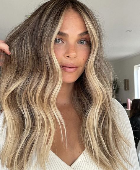 Best Blonde Hair, Sandy Blonde Hair, Baylage Hair, Blonde Hair With Roots, Blonde Hair Ideas, Summer Blonde Hair, Bronde Balayage, Brown Hair Inspo, Bronde Hair