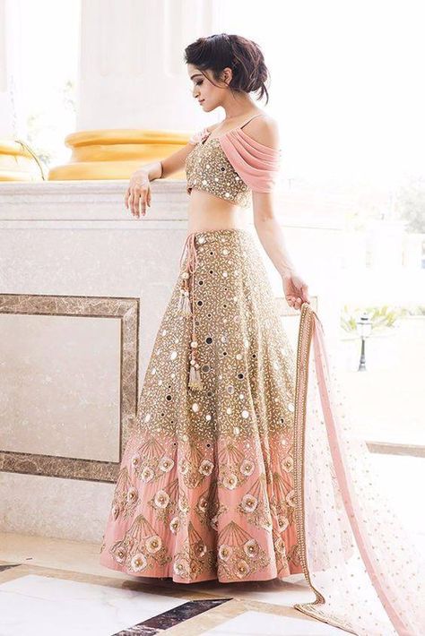 Gold Lehenga, Ghaghra Choli, Lehnga Dress, Saree Bollywood, Bollywood Lehenga, Salwar Kamiz, Pink Lehenga, Red Lehenga, Patiala Salwar