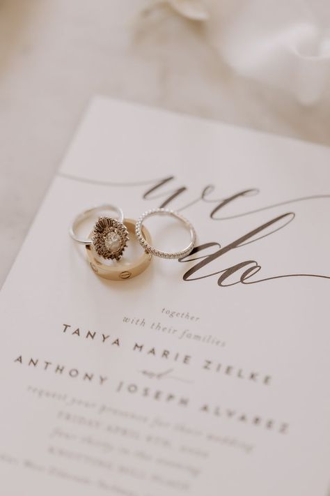 Flat Lay Ideas Wedding, Wedding Day Accessories Photo, Ring Photos Wedding, Wedding Photo Ideas Rings, Ring Pictures Wedding, Wedding Ring Placement, Wedding Rings Pictures, Wedding Flat Lay Photos, Wedding Band Photos