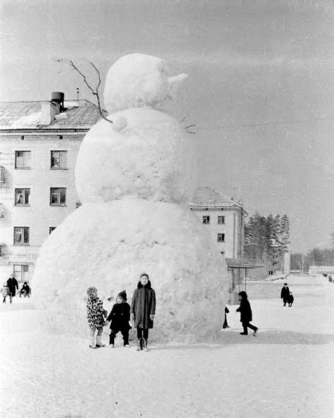 Super snowman! Provenance unknown. via the improvised life Back In The Ussr, Funny Snowman, Historical Images, Soviet Union, Historical Photos, Old Photos, Vintage Photos, Antonio Mora Artwork, Cool Pictures