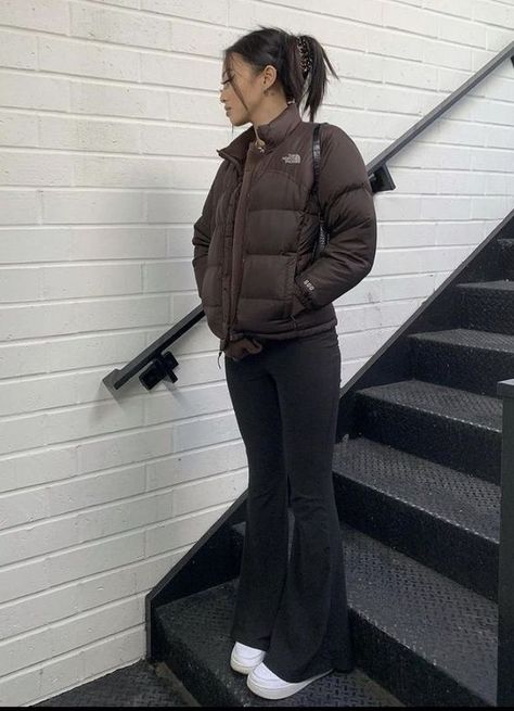 Outfits With Puffer Jackets, North Face Puffer Jacket Outfit, North Face Jacket Outfit, Outfits With Flares, Doudoune The North Face, Puffer Outfit, North Face Outfits, Puffer Jacket Outfit, Cute Outfits With Leggings