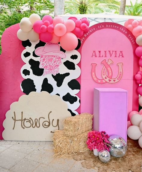 Barbie + Texas theme? Yes, please!! #barbiebirthday #cowgirlbirthday #birthdaydecor #girlsbirthdaytheme #birthdaytheme #cowgirlthemeparty #cowgirlparty #miamieventa #tidalcove #tidalcovemiami #tidalcovewaterpark Barbie Rodeo Party, Cowgirl Barbie Birthday Party, Barbie Cowgirl Party, Cowgirl Decorations Party, Cowgirl Balloon Garland, Cowgirl Party Ideas, Cow Themed Birthday Party, Dolly Parton Birthday, Second Rodeo