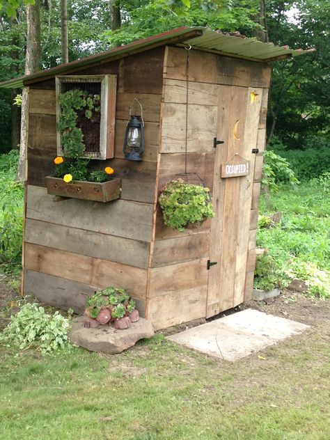 Out House Ideas, Outdoor Toilet Ideas, Outhouse Bathroom Decor, Garden Toilet, Outhouse Bathroom, Outside Toilet, Toilet Outdoor, Out Houses, Outhouse Decor