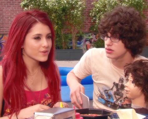 Cat Valentine And Robbie Shapiro (VICTORIOUS) Cat Valentine And Robbie, Robby Victorious, Robbie Shapiro Icons, Cat And Robbie, Robbie Victorious, Robbie Shapiro, Red Velvet Hair Color, Matt Bennett, Ariana Grande Red Hair