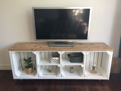 Palette Tv Stand, Tv Stand Plans, Pallet Tv Stand, Summer Diy Projects, Diy Bird Bath, Diy Tv Stand, Dekor Diy, Pallet Decor, Diy Tv