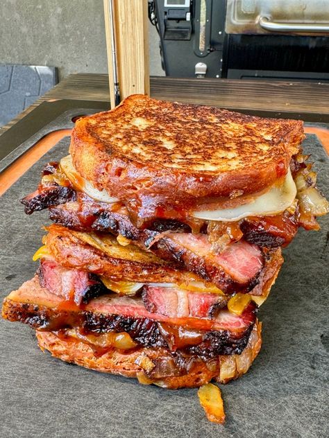 Hot Grilled Sandwiches, Smoked Grilled Cheese, Bbq Fair Food, Restaurant Dinner Special Ideas, Grilled Food Ideas Meat, Things To Make On The Grill, Shredded Beef Sandwich Recipes, Small Bbq Party Ideas, Bbq Breakfast