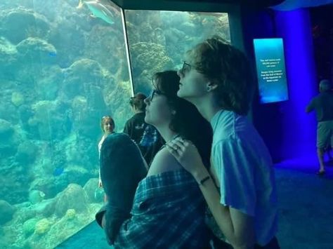 Aquarium Date Drawing, Ranpoe Aquarium, Aquarium Date Aesthetic Couple, Aquarium Date, Aquarium Pictures, Couple Stuff, Double Dates, Beyond The Sea, Dream Date