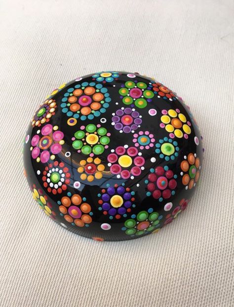 Dot Painting On Rocks Easy, Dot Painting Rocks Easy, Dot Painted Rocks, Rock Dot Painting, Stone Art Ideas, Dot Painting On Rocks, Dot Painting For Beginners Tutorial, Mandela Rock Painting, Dot Rocks