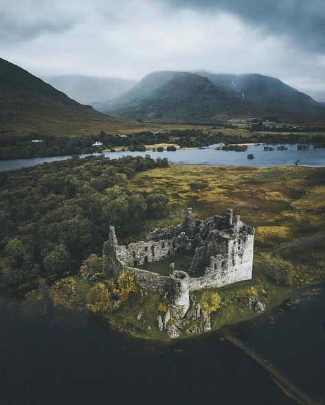 VisitScotland on Instagram: “Whatever the weather, Kilchurn Castle is workin' it! 💯 Incredible moody capture by @moners 👌 #KilchurnCastle #Lochawe #Dalmally #Argyll…” Motivational Photography, Best Vacation Destinations, Castles In Ireland, Castle Scotland, Castles In Scotland, Scotland Castles, Scenery Photography, Scottish Castles, Scotland Travel