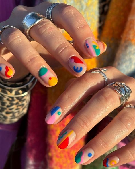 Nail Art de Mai : Comment porter les Ongles Courts en 23 Designs Parfaits pour ce Printemps - Velvet Style Shorties Nails French, Funky Nail Ideas, Shorties Nails, Boring Nails, Color Block Nails, Sheer Nails, Summer Nail Ideas, Easy Manicure, Tie Dye Nails