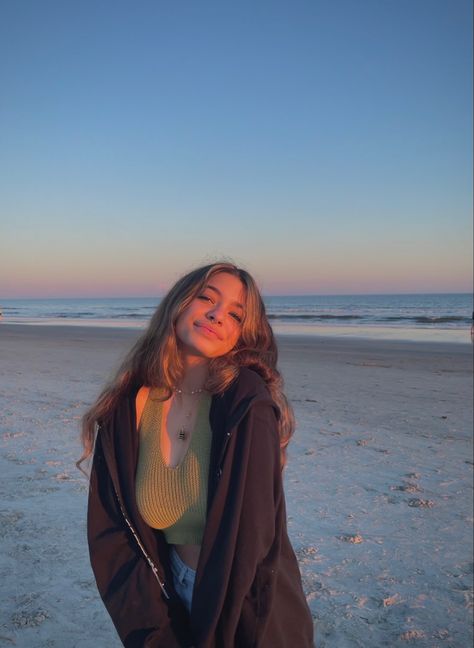 beach in december Sea Trip Outfit, Beach Outfits In Winter, Fall Beach Pics, Beach Day Poses, Beach Winter Pictures, Beach In Winter Outfit, Beach Pictures In Winter, Beach Poses Winter, The Beach In Winter