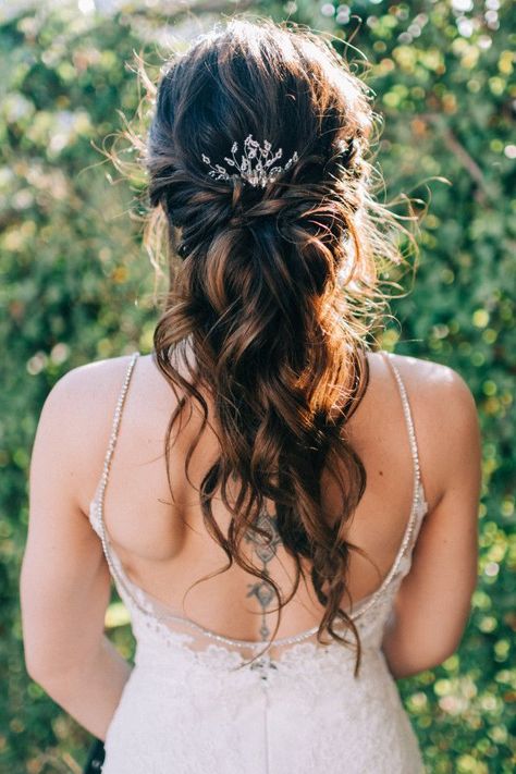 Wedding Hair Down Pulled Back, Boohoo Hairstyles, Bride Hairstyles Simple, Wedding Boho Hairstyles, Bohemian Bridal Hairstyles, Simple Bridal Hairstyles, Wedding Hairstyles Boho, Bridal Hair Boho, Natural Hair Updo Wedding