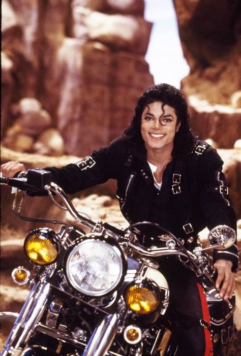 Michael Jackson Poster, Michael Jackson Photoshoot, Michael Jackson Bad Era, Hee Man, Speed Demon, Michael Jackson Wallpaper, Jackson Bad, Photos Of Michael Jackson, Michael Jackson Smile