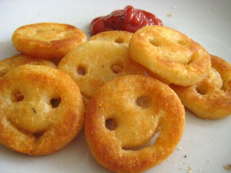 Potato smileys are loved by both kids and adults. The simple yet lip-smacking flavour of these crispy fries are an instant mood changer and taste the best when paired with tomato sauce. Smiley Potatoes Recipe, Evening Snacks For Kids, Potato Face, Healthy School Snacks, Evening Snacks, Potatoes Recipe, Smiley Faces, Healthy Snacks For Kids, Food Humor