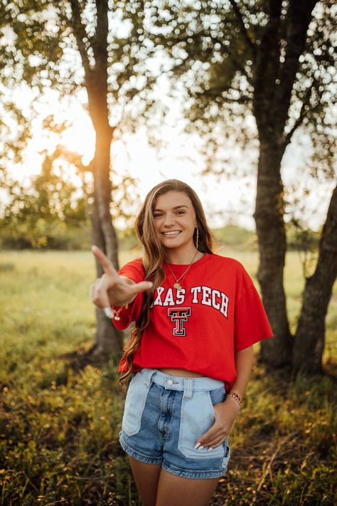 Senior Picture With College Shirt, College Announcement Ideas Senior Pictures, Acceptance Letter College Pictures, Senior Photos College Shirt, Senior Pics With College Shirt, College Tshirt Senior Pictures, Texas Senior Pictures, Senior Pictures College Shirt, College Tshirt Photoshoot