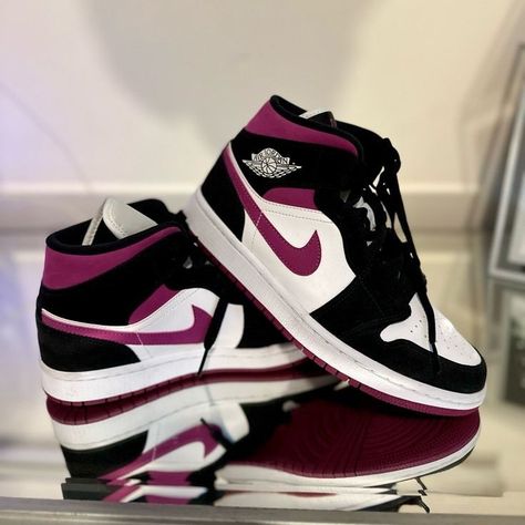 Jordans 1 For Women, Jordan Air 1s, Sneakers Jordans Women, Nike Jordan Shoes Women, Old School Jordans, Sneakers Fashion Black Women, Prowler Shoes, Jordan’s Women, Shoe Inspo Women