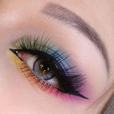 Photo Rainbow Eye Makeup, Halloweenský Makeup, Make Up Designs, Pride Makeup, Rainbow Makeup, Smink Inspiration, Makijaż Smokey Eye, Eye Makeup Designs, Colorful Eye Makeup