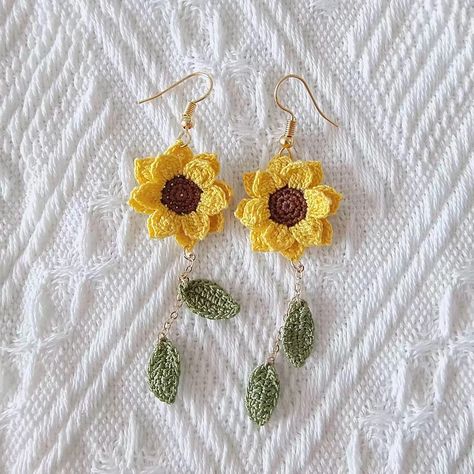 Confection Au Crochet, Crochet Jewelry Patterns, Crochet Earrings Pattern, Crocheted Flowers, Crochet Sunflower, Crochet Simple, Fun Crochet Projects, Crochet Diy, Diy Crochet Projects