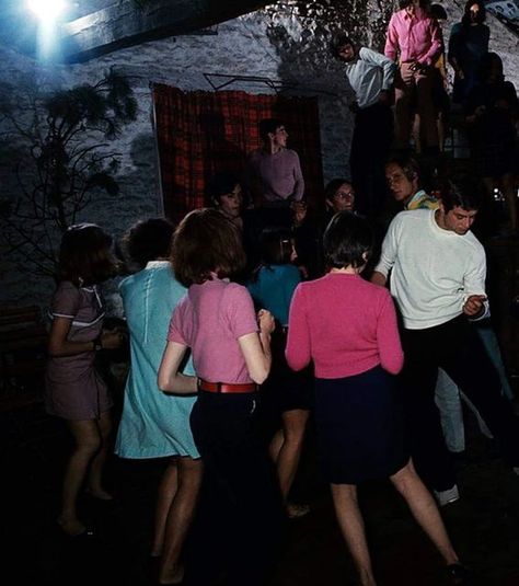 Isabel Costa on Instagram: "#<3 Night Club In Colombey Les Deux Eglises. In France, in August 1967, young men and women dancing in a rural setting, in a nightclub. Photo by Jean Tesseyre" 1960s Nightclub, 60s France, 1960s Aesthetic, Women Dancing, Swinging Sixties, Let's Dance, Dance Hall, Lets Dance, 1960s Fashion