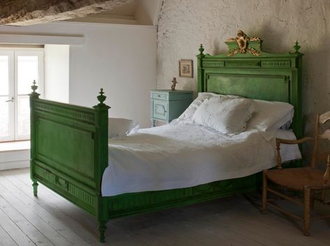 Colour-Recipes-for-Painted-Furniture_Annie-Sloan Green Chalk Paint, Antibes Green, Green Painted Furniture, Green Cottage, Painted Beds, Trends Magazine, Green Furniture, Timber Furniture, Laurel Leaves