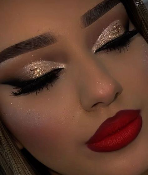 Black Brides Makeup, Red Prom Looks Makeup Ideas, Champagne Dress Makeup Look, Makeup Tutorial For Oily Skin, Red And Gold Makeup Looks, Red Quince Makeup, Natural Party Makeup, Night Glam Makeup, Glitter Party Makeup