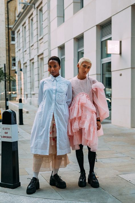 The Best Street Style at London Fashion Week Spring 2022 | Vogue London Street Fashion, 2022 Street Style, Off Duty Outfits, Reportage Photography, London Street Style, Street Style Trends, London Street, Street Style Inspiration, Cool Street Fashion