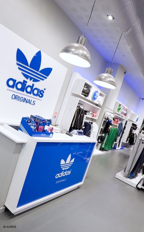 Clothing Store Counter Design, Adidas Store Design, Print Shop Design, Mobile Shop Design, Shoe Store Design, Store Shelves Design, Clothing Store Displays, Adidas Store, Clothing Store Interior