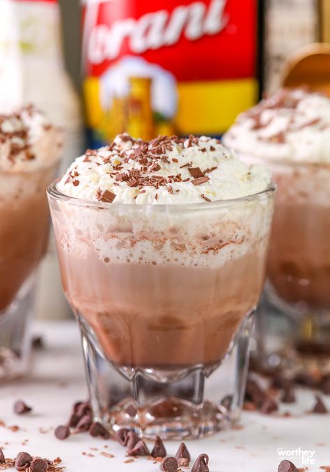 Hot Chocolate Whiskey | Winter Cocktail Idea Chocolate Whiskey Drinks, Whiskey Hot Chocolate, Hot Chocolate Alcoholic Drinks, Chocolate Alcoholic Drinks, Whisky Recipes, Hot Alcoholic Drinks, Alcoholic Hot Chocolate, Whiskey Chocolate, Whiskey Cream