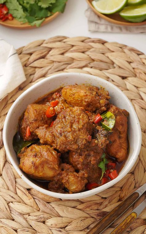 Chicken Rendang Rendang Chicken Recipe, Rendang Curry, Rendang Recipe, Beef Rendang Recipe, Chicken Rendang, Malay Recipes, Indonesian Chicken, Spicy Asian Chicken, Burmese Food