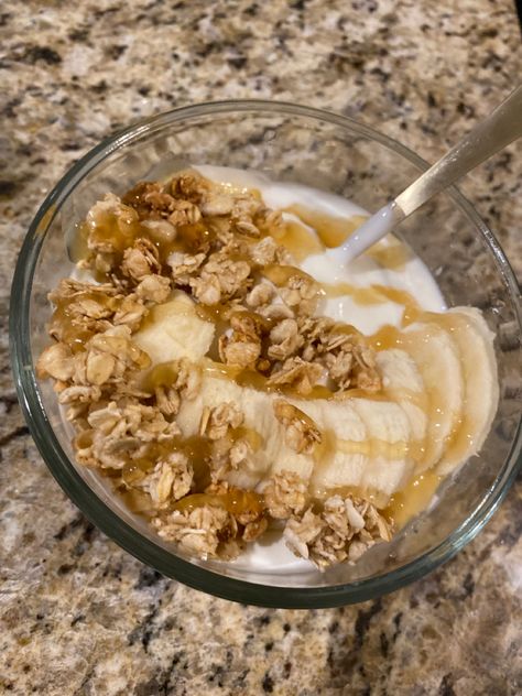 Vanilla greek yogurt with banana and honey oat clusters 200 cal Oats And Greek Yogurt, 200 Cal Breakfast, Greek Yogurt With Granola, Greek Yogurt And Oats, Yogurt With Banana, Oatmeal And Yogurt, Greek Yogurt Granola, Granola And Yogurt, Honey And Yogurt