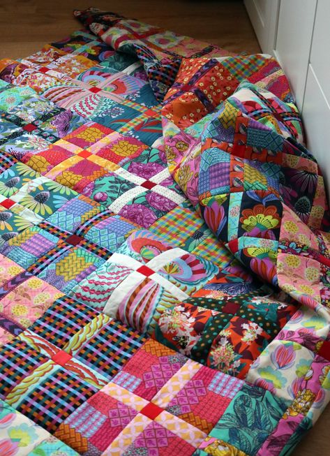 the Crossroads quilt top — Stitched in Color Anna Marie Horner Quilts, Crossroads Quilt, Quirky Quilts, Jen Kingwell, Simple Quilts, Patchwork Inspiration, 9 Patch Quilt, Kaffe Fassett Quilts, Improv Quilts