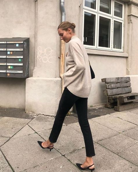 Amalie Moosgaard, Black Slingback Heels, Quoi Porter, Stylish Fall Outfits, Heels Outfits, Instagram Look, Classic Sweater, Mode Inspo, 가을 패션