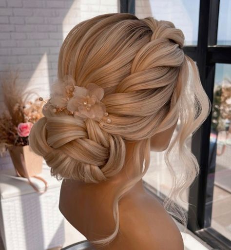 Bride Hairstyles Updo, Bridal Hair Up, Summer Wedding Hairstyles, Cute Prom Hairstyles, Formal Hairstyles For Long Hair, Wedding Hair Up, Bridal Hair Updo, Elegant Wedding Hair, Long Hair Wedding Styles