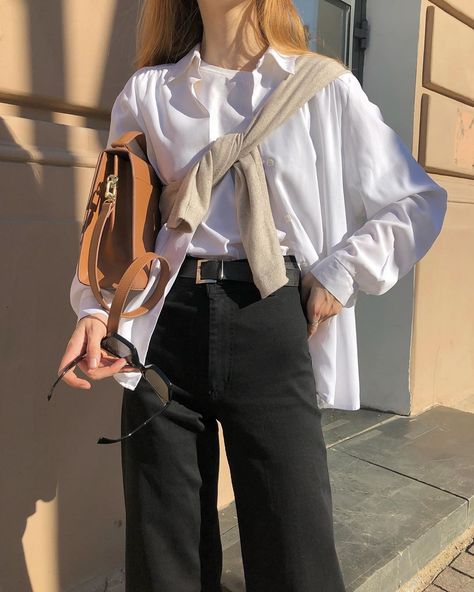 Jacket Tied Around Shoulders, Layered Knitwear, Minimalist Street Style, Outfit Inspiration Fall, Layering Outfits, Instagrammer, Shirt Outfit, White Shirt, Fashion Inspo Outfits