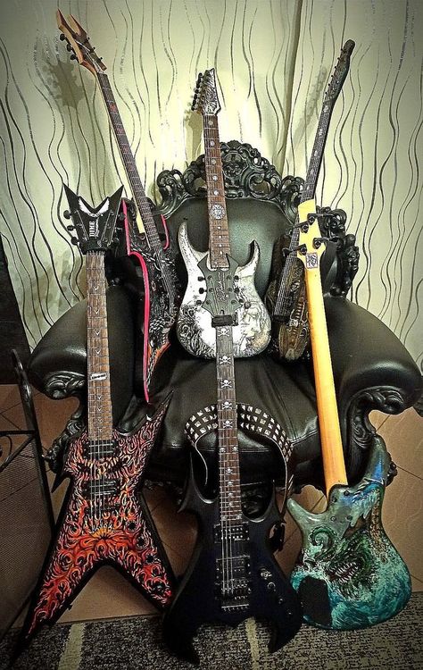 Painting Guitar, Heavy Metal Guitar, Instruments Art, Metal Guitar, Electric Guitar Design, Guitar Obsession, Handmade Guitar, Guitar Painting, Unique Guitars