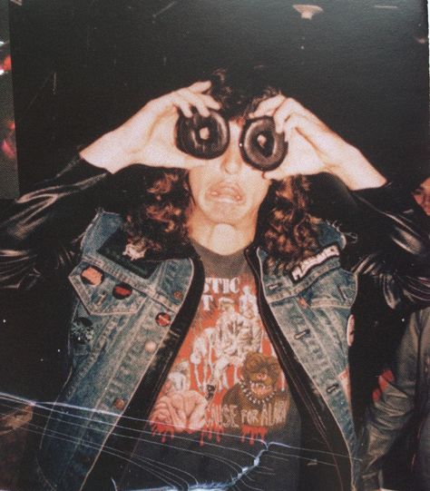 Chuck Schuldiner takes life very seriously. Chuck Schuldiner Rare, Chuck Schuldiner 80s, 80s Metalhead Aesthetic, 80s Metalhead, Chuck Schuldiner, Hardcore Style, Metal Outfit, Arte 8 Bits, Stranger Things Aesthetic