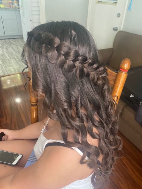 Cute Hair For Dances Homecoming, Braided Quinceanera Hairstyles, Hairstyles For A Dama, Dama Quince Hairstyles, Half Up Half Down Dama Hairstyles, Side Dutch Braid With Curls, Graduation Hairstyles With Braids, Dutch Braid Prom Hairstyles, Cute Dama Hairstyles