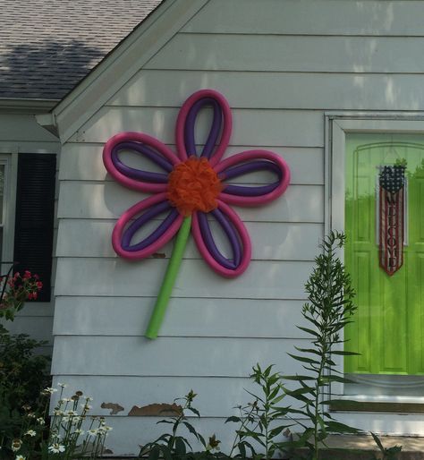 Flower made of pool noodles! Pool Noodle Christmas Wreath, Pool Noodle Wreath, Noodles Ideas, Pool Noodle Crafts, Diy Summer Crafts, Diy Halloween Wreath, Diy Spring Wreath, Pool Noodle, Flower Cart